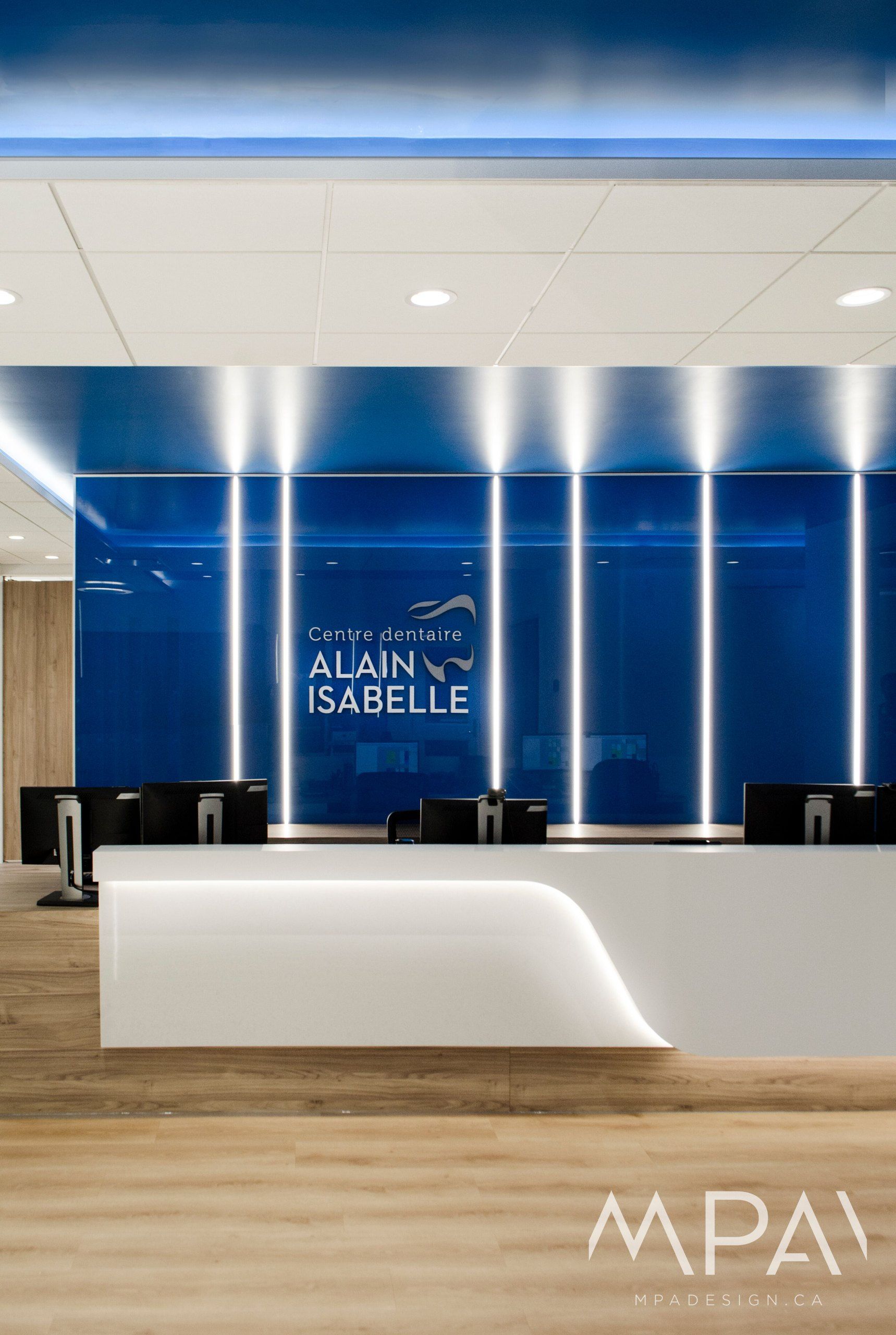 Le comptoir d’accueil du Centre Dentaire Alain Isabelle