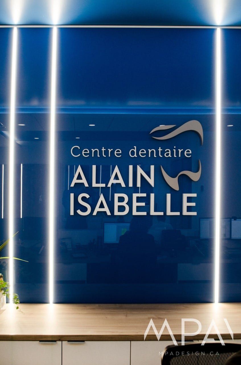 Le mur bleu de l’accueil, avec le logo et ses bandes lumineuses