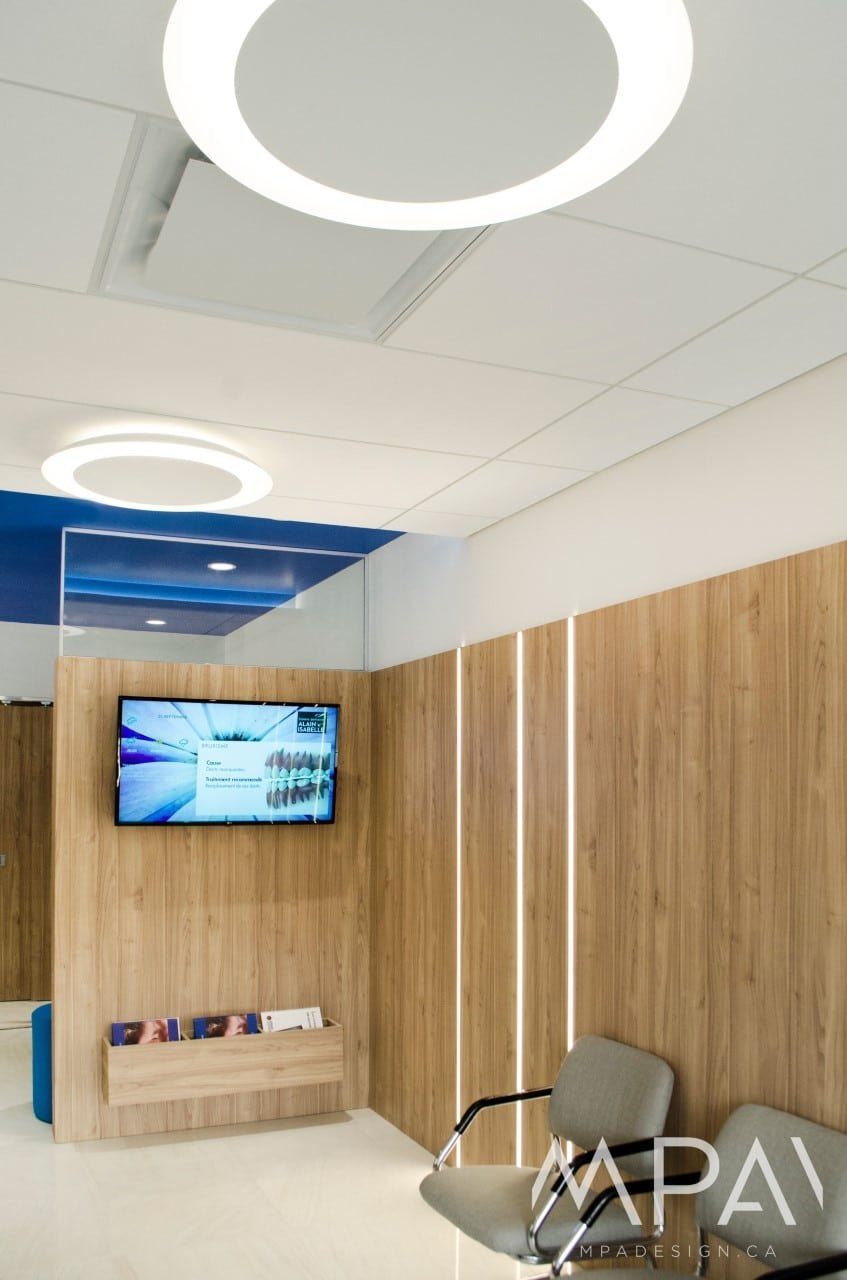 Salle d’attente avec téléviseur et mur de bois