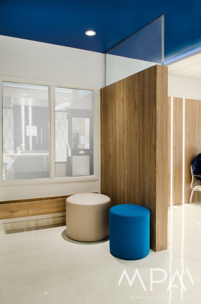 Coin d’attente avec poufs