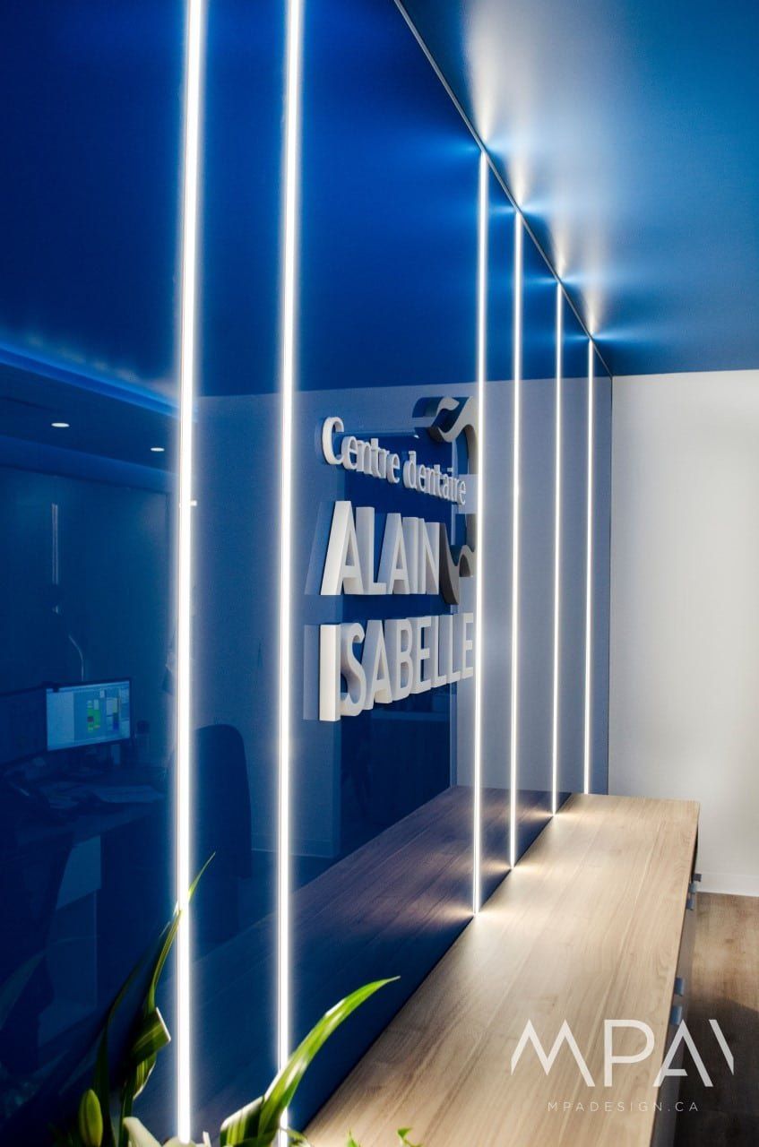 Le logo de la clinique sur le mur bleu