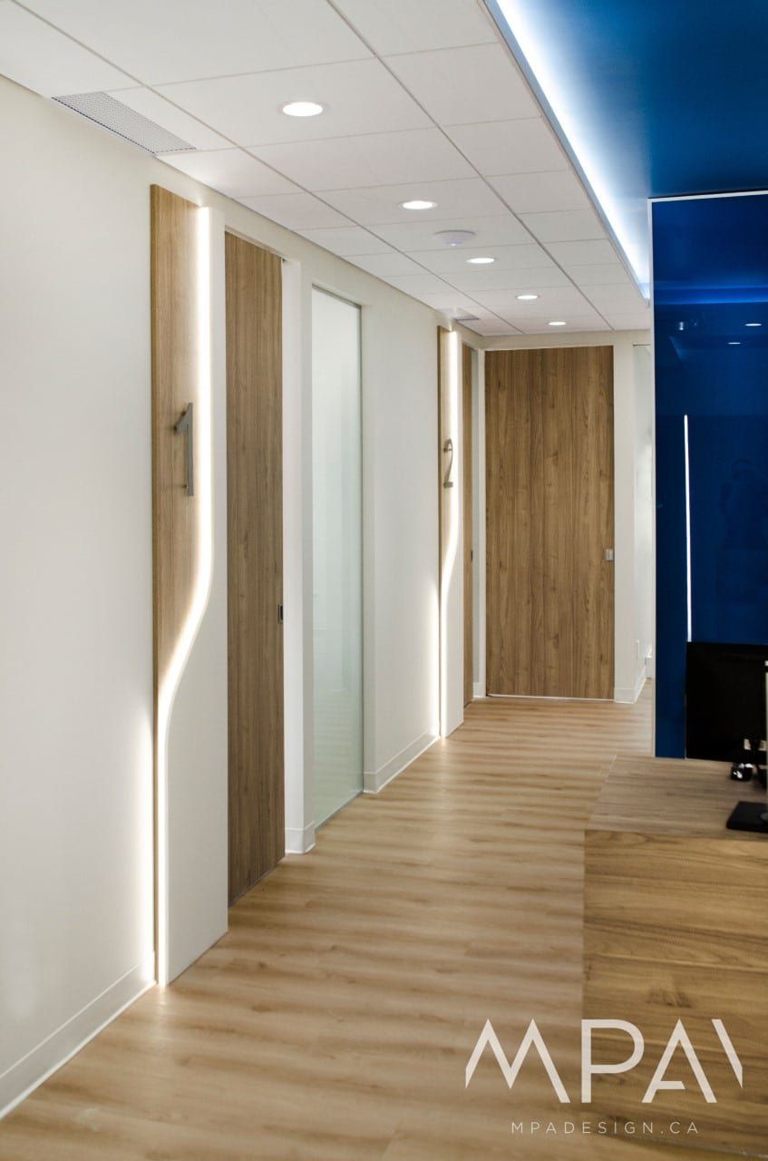 Portes de bois le long du corridor